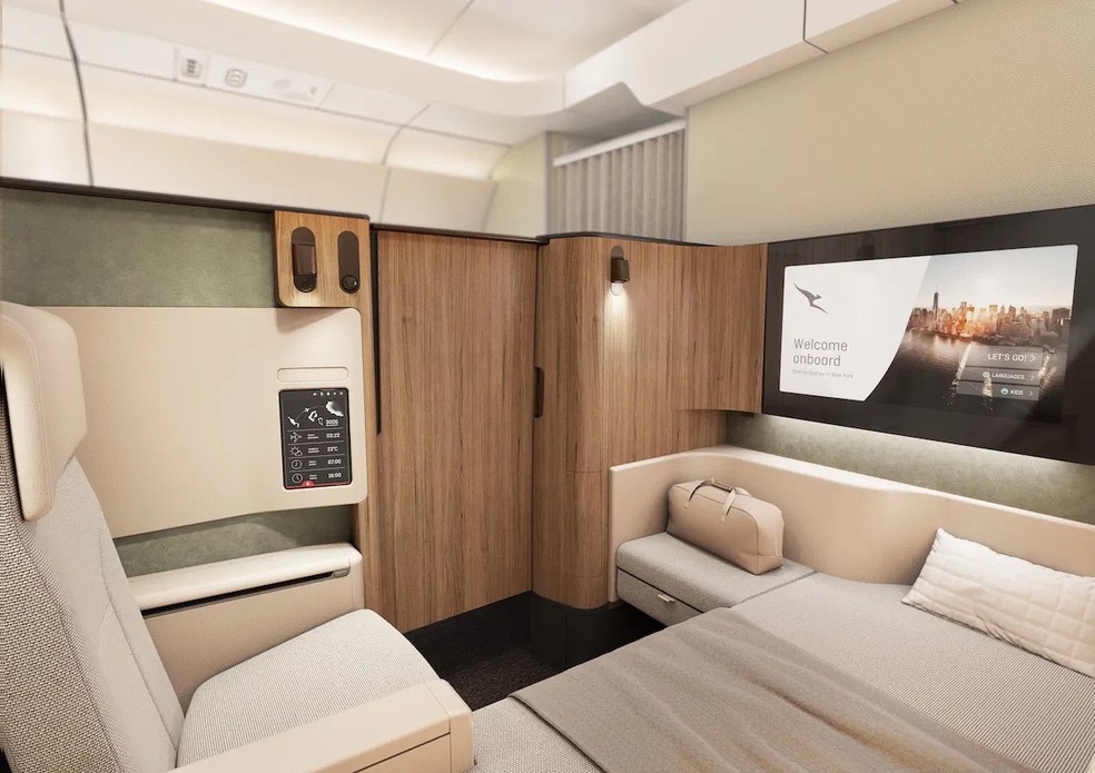 O sofá pode ser convertido em uma cama de casal — Foto: Airbus/Divulgação
