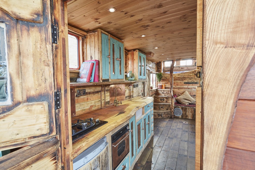 A cozinha da casa no caminhão de cavalos tem muitos armários e todos os eletrodomésticos — Foto: House Box / Reprodução