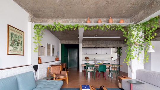 Apartamento de 133 m² é repleto de plantas e artesanato brasileiro