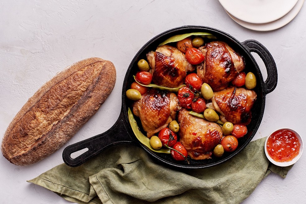 Um clássico reinventado, ideal para os almoços em família. Confira a receita de frango assado com geleia de pimenta e legumes — Foto: St Marche / Divulgação