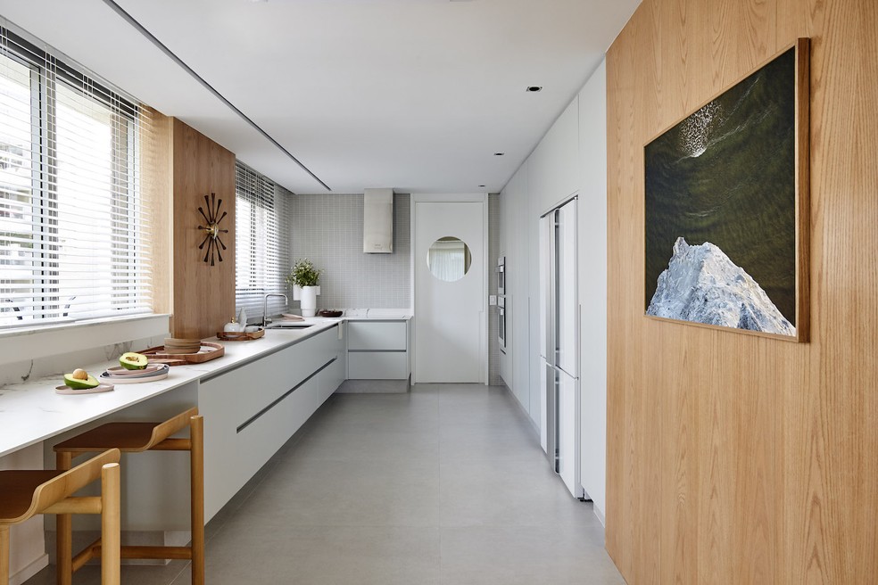 Apartamento de 340 m² ganha clima leve e frescor carioca após reforma