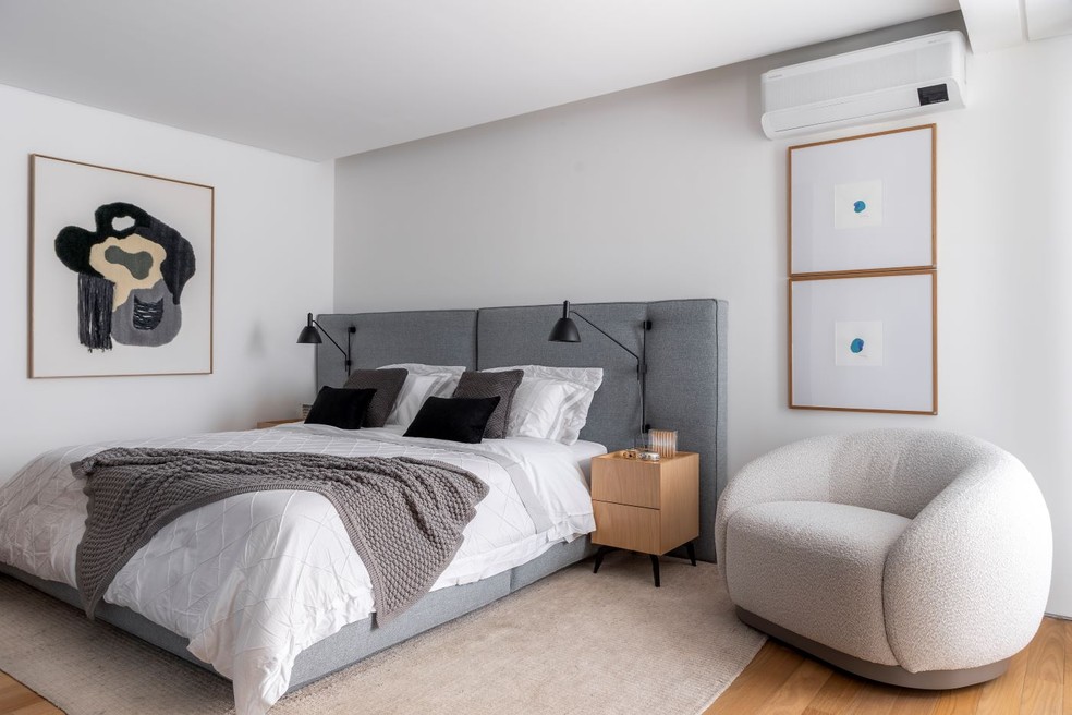 Marcenaria azul traz charme a apartamento neutro de 153 m²