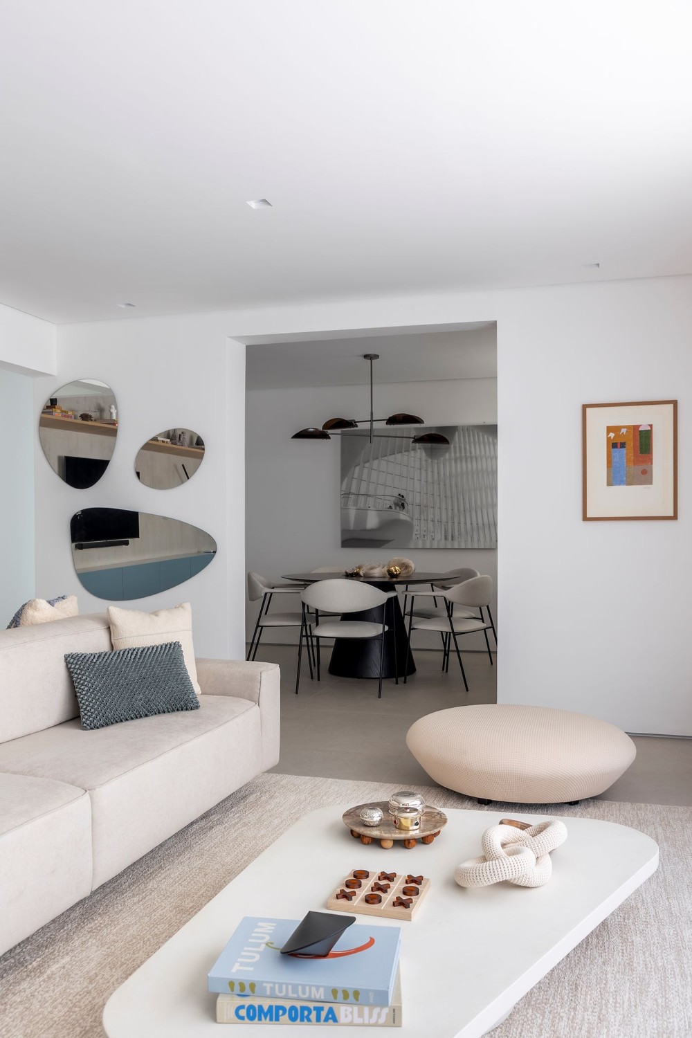 Marcenaria azul traz charme a apartamento neutro de 153 m²