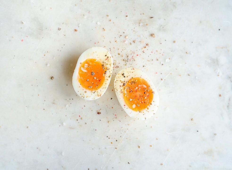 O ovo cozido pode ser consumido individualmente ou compor saladas e outros pratos — Foto: Antoni Shkraba / Pexels / Creative Commons