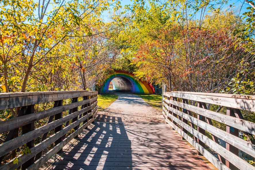 O Rainbow Tunnel integra a paisagem da cidade de Toronto, no Canadá, com muita cor