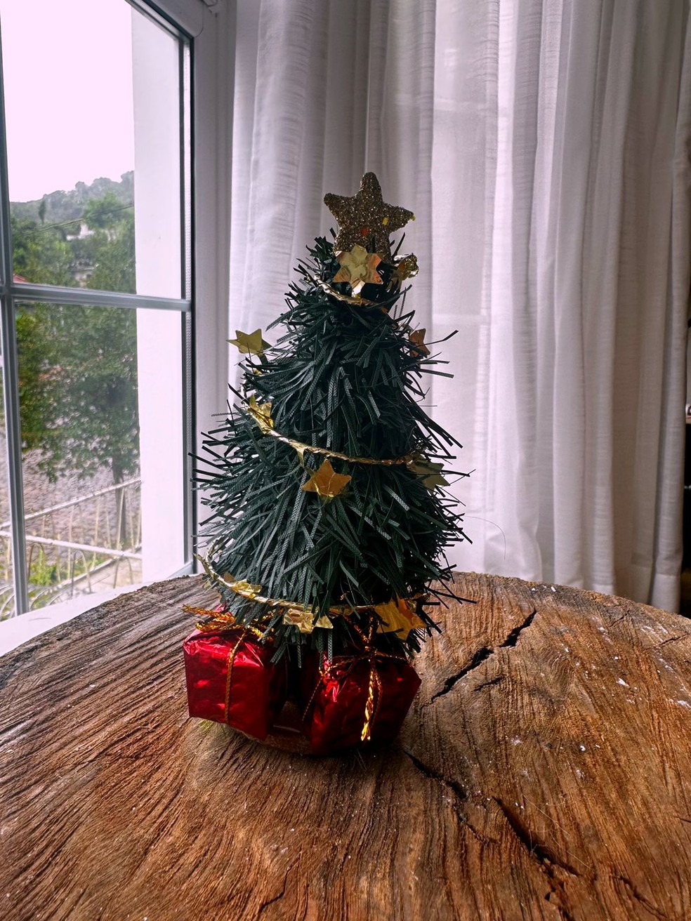 Para fazer este mini pinheiro de Natal, Vivi usou frascos de esmalte vazios que seriam descartados — Foto: Arquivo Pessoal / Vivi Rizzolo