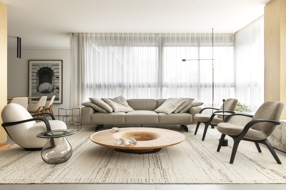 LIVING | O sofá cinza da dpot deixou o living mais moderno. Poltronas de Jader Almeida — Foto: Salvador Cordaro / Divulgação