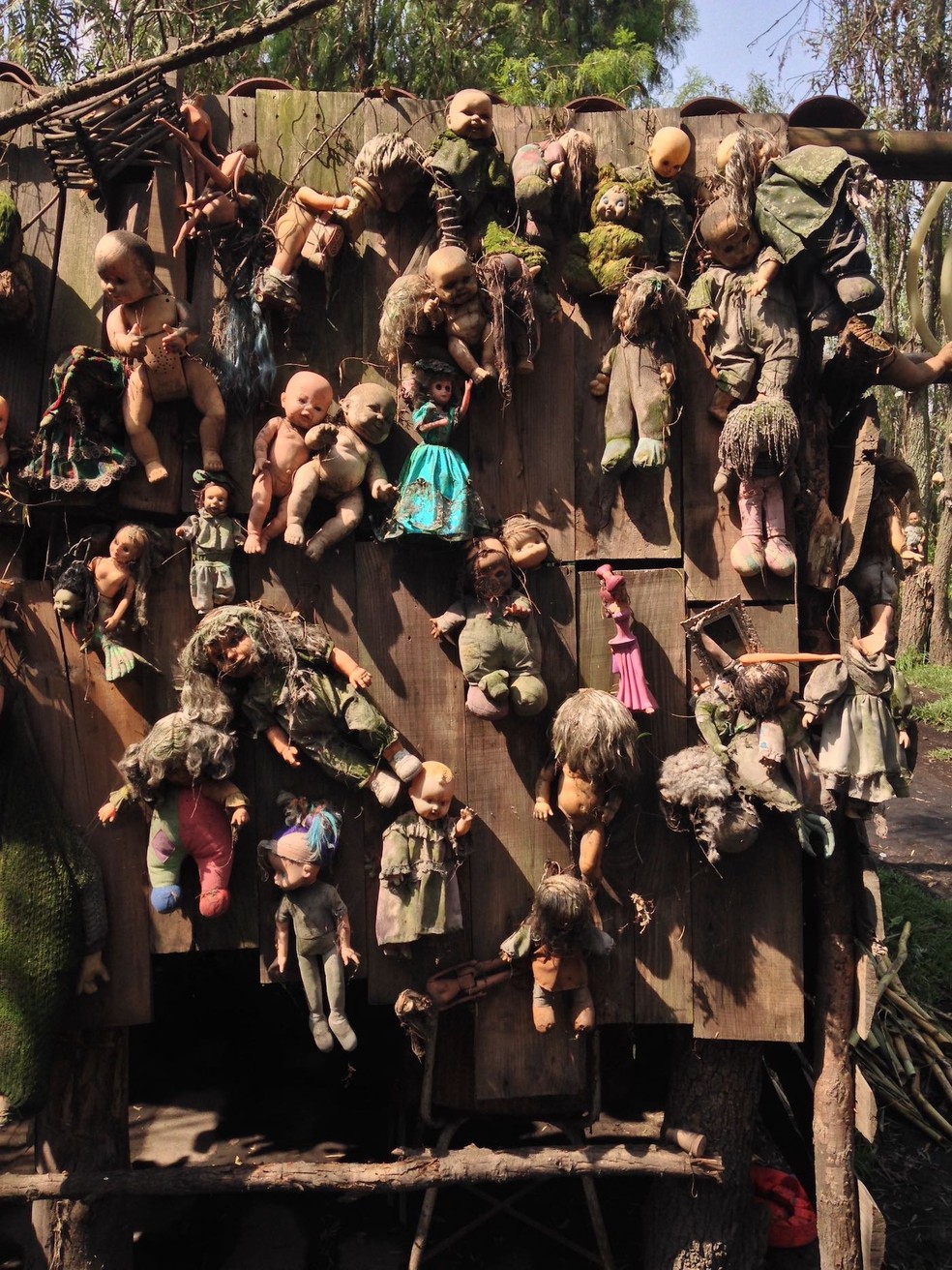 São mais de 1.500 brinquedos pendurados em todos os cantos da Ilha das Bonecas — Foto: Wikimedia/Wa17gs