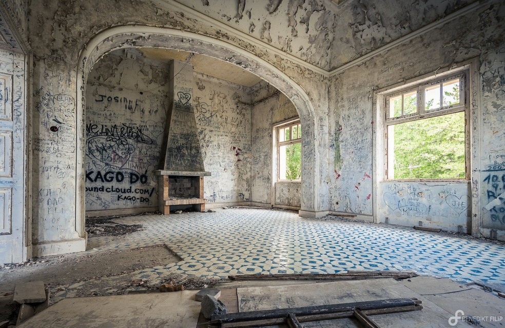 O interior foi completamente vandalizado por invasores — Foto: Benedikt Filip / Flickr / Reprodução