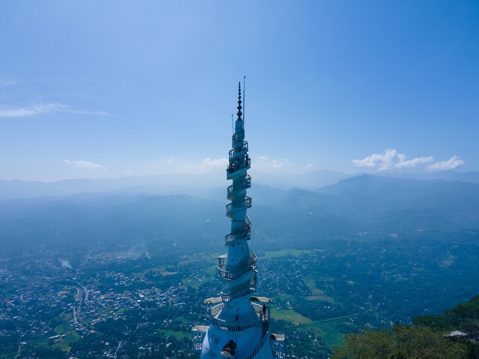 Os turistas são liberados para ir até o topo mais alto da torre Ambuluwawa — Foto: Ambuluwawa / Reprodução