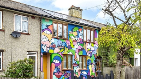 Casa com mural estilo Picasso está à venda por R$ 4,9 milhões em Londres