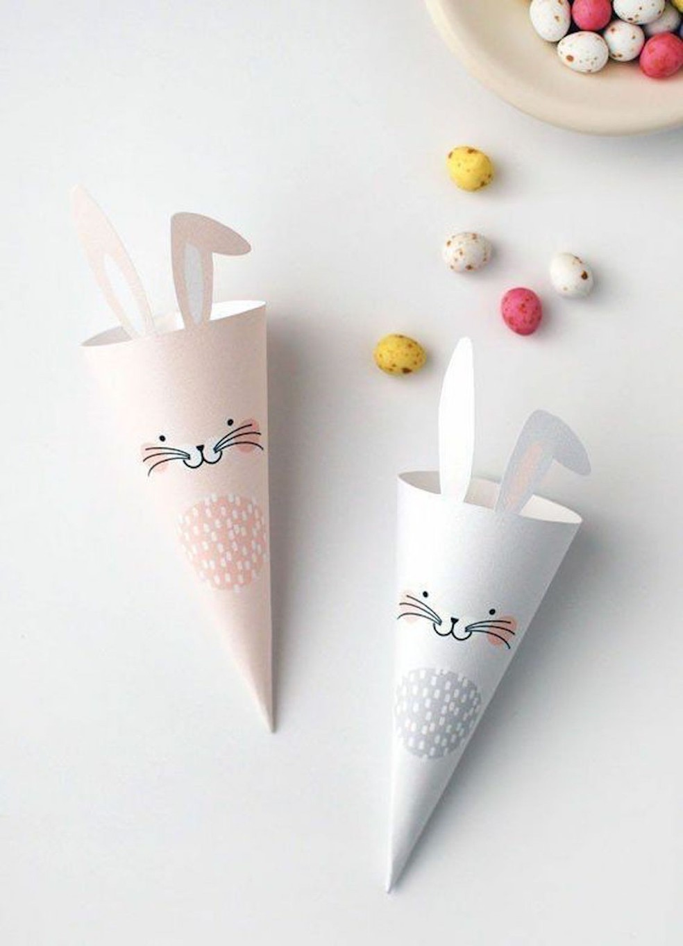 Os cones para colocar bombons são uma boa ideia para crianças  — Foto: Pinterest / Reciclar e Decorar / Reprodução