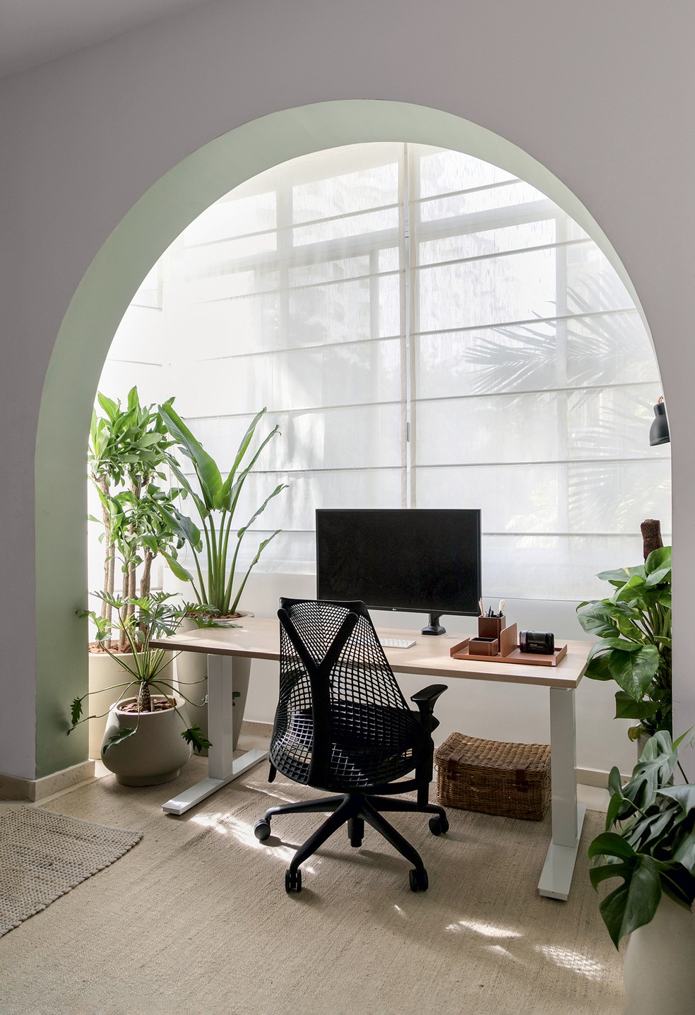 No escritório, destaque para a escrivaninha da GenioDesk. Projeto da arquiteta Isabella Lucena — Foto: Lilia Mendel / Divulgação