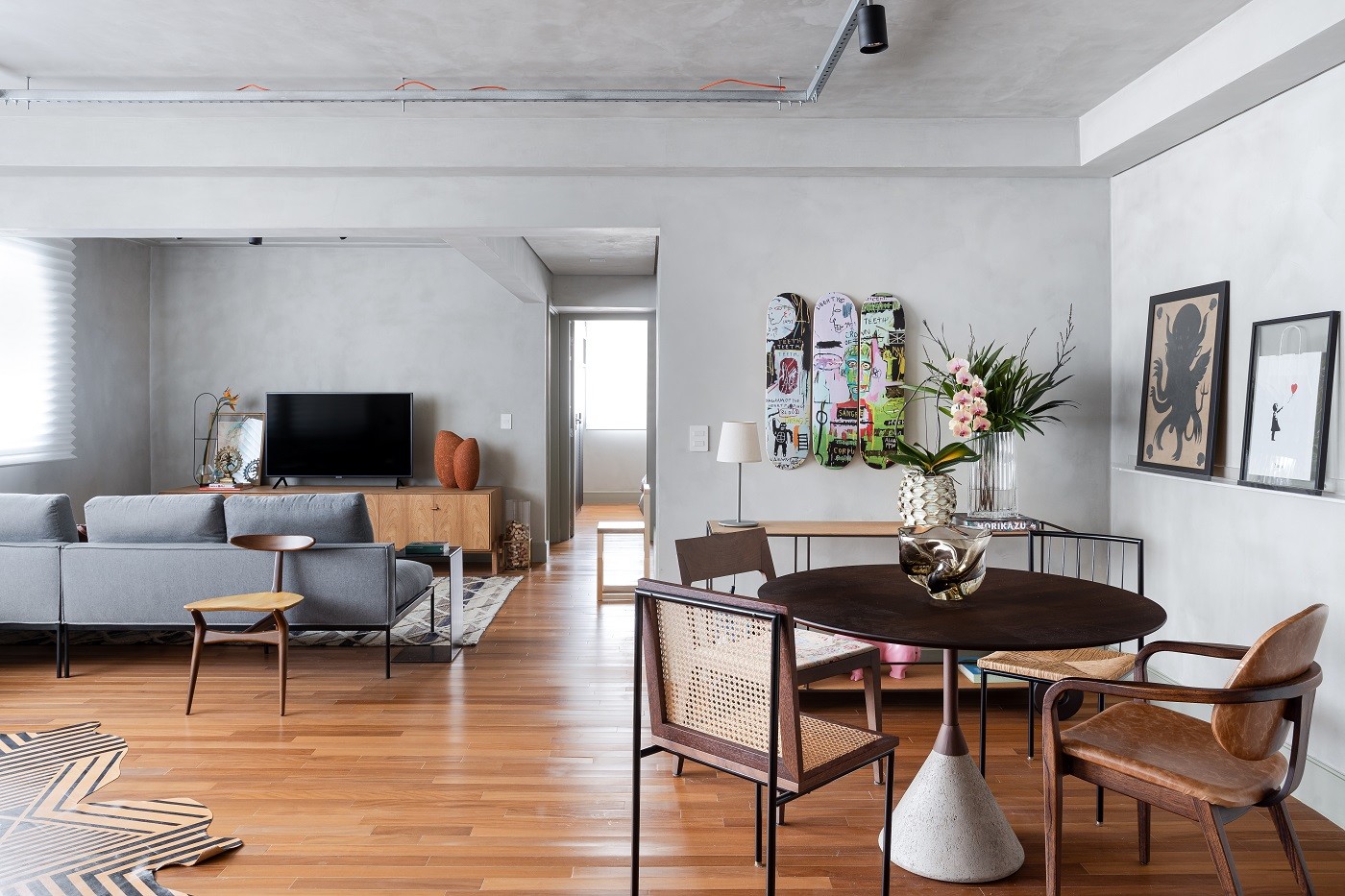 Minimalismo e design imprimem personalidade em apartamento de 100 m²