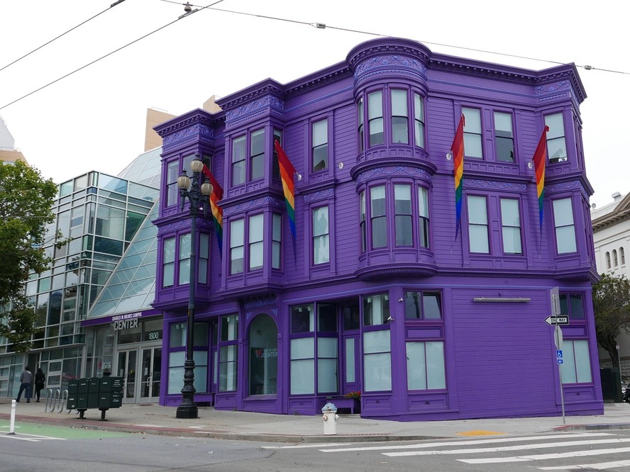 O Centro LGBT de São Francisco, nos Estados Unidos, é um prédio projetado pela desenvolvedora de imóveis Equity Community Builders e pela arquiteta Jane Cee