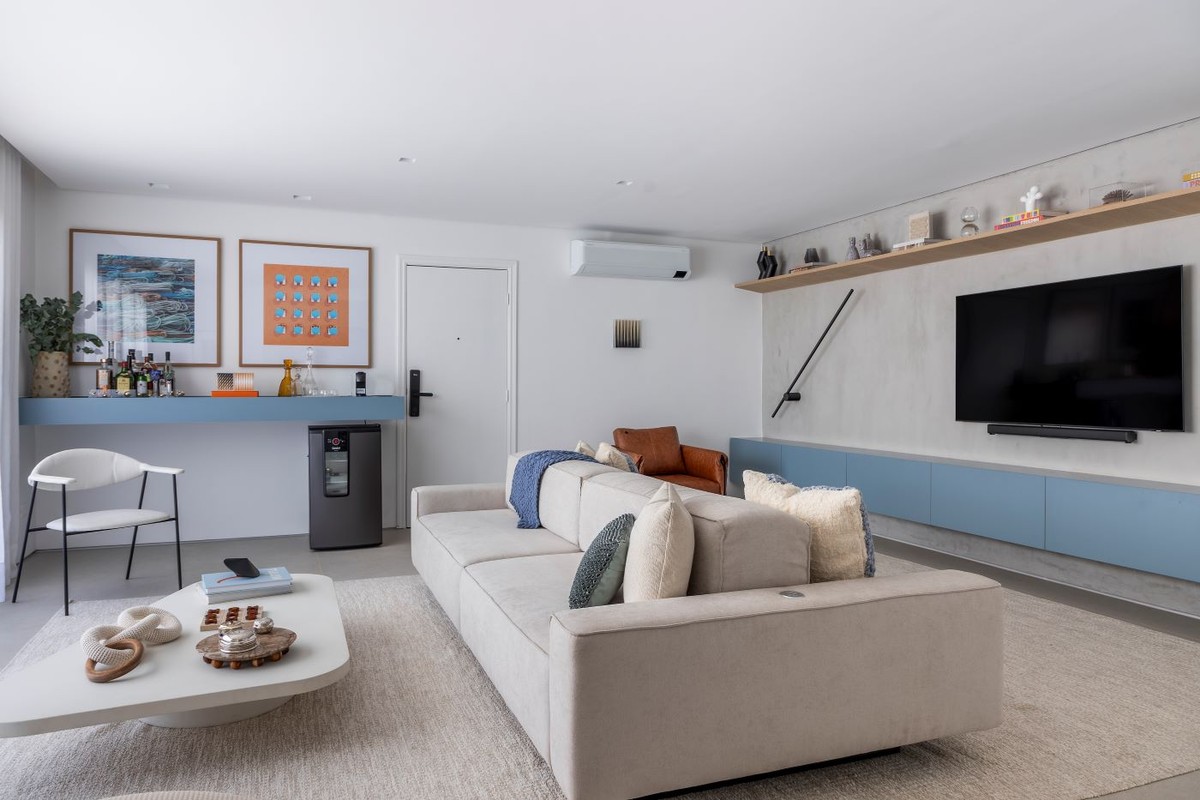 Marcenaria azul traz charme a apartamento neutro de 153 m²