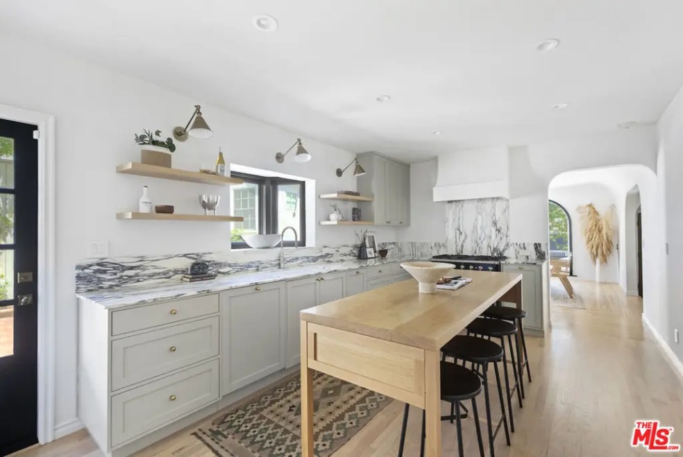 A cozinha tem bancada de mármore e eletrodomésticos modernos — Foto: Charmaine David / Reprodução