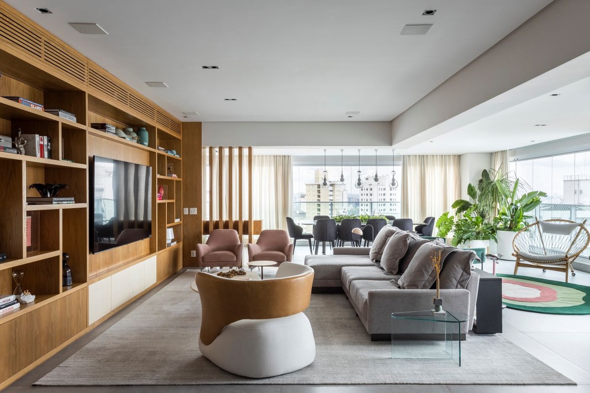 Base neutra e espaços integrados criam visual atemporal em apartamento