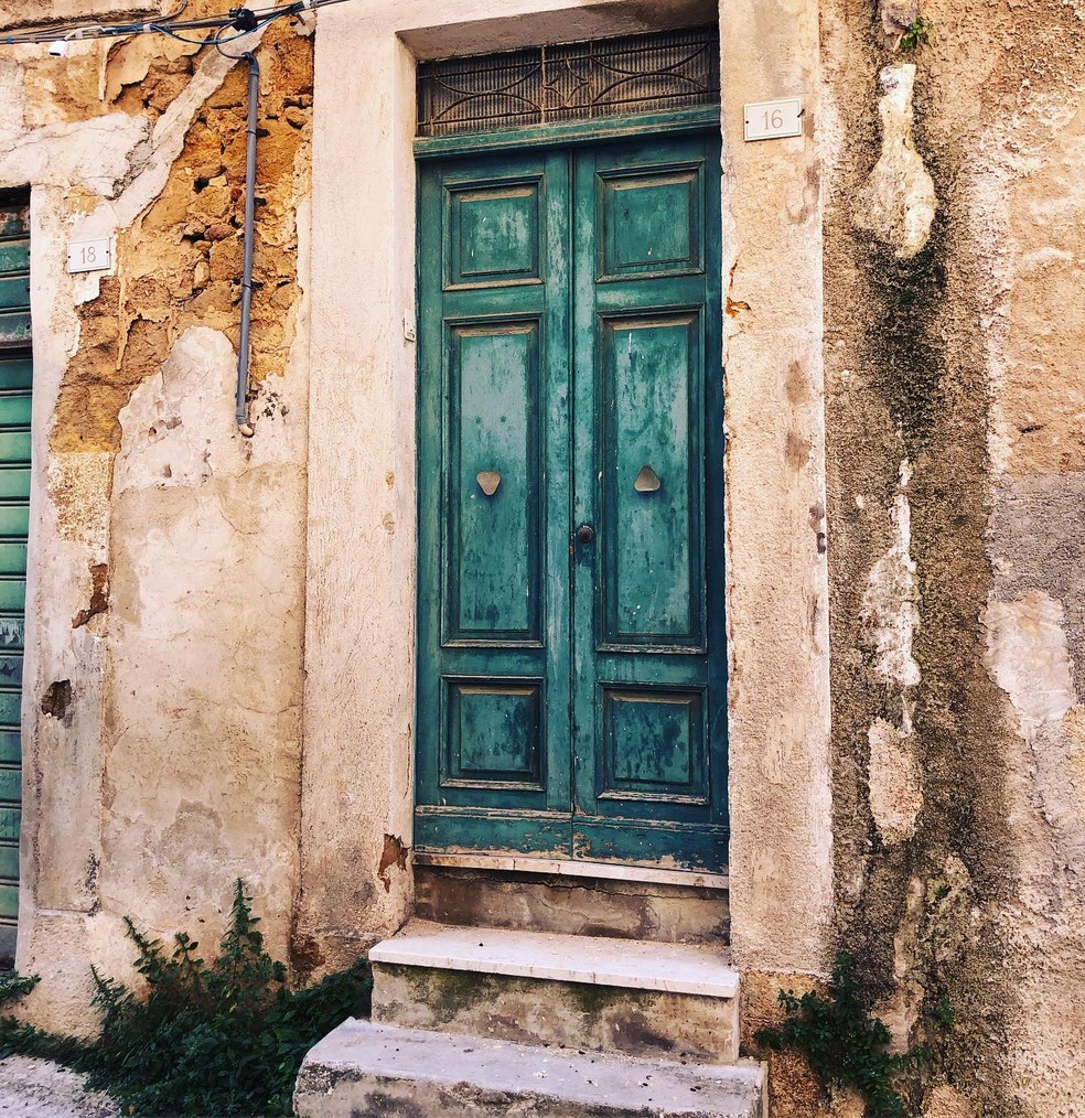 The entrance of one of the houses has a green double door – Image: Instagram / @sicilydreamhome / Reproduction