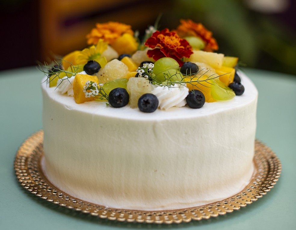 Receita de bolo japonês "ichigo shortacke" pode ser finalizado com diferentes frutas, como uvas, manga, abacaxi e mirtilo — Foto: Wesley Diego / Editora Globo