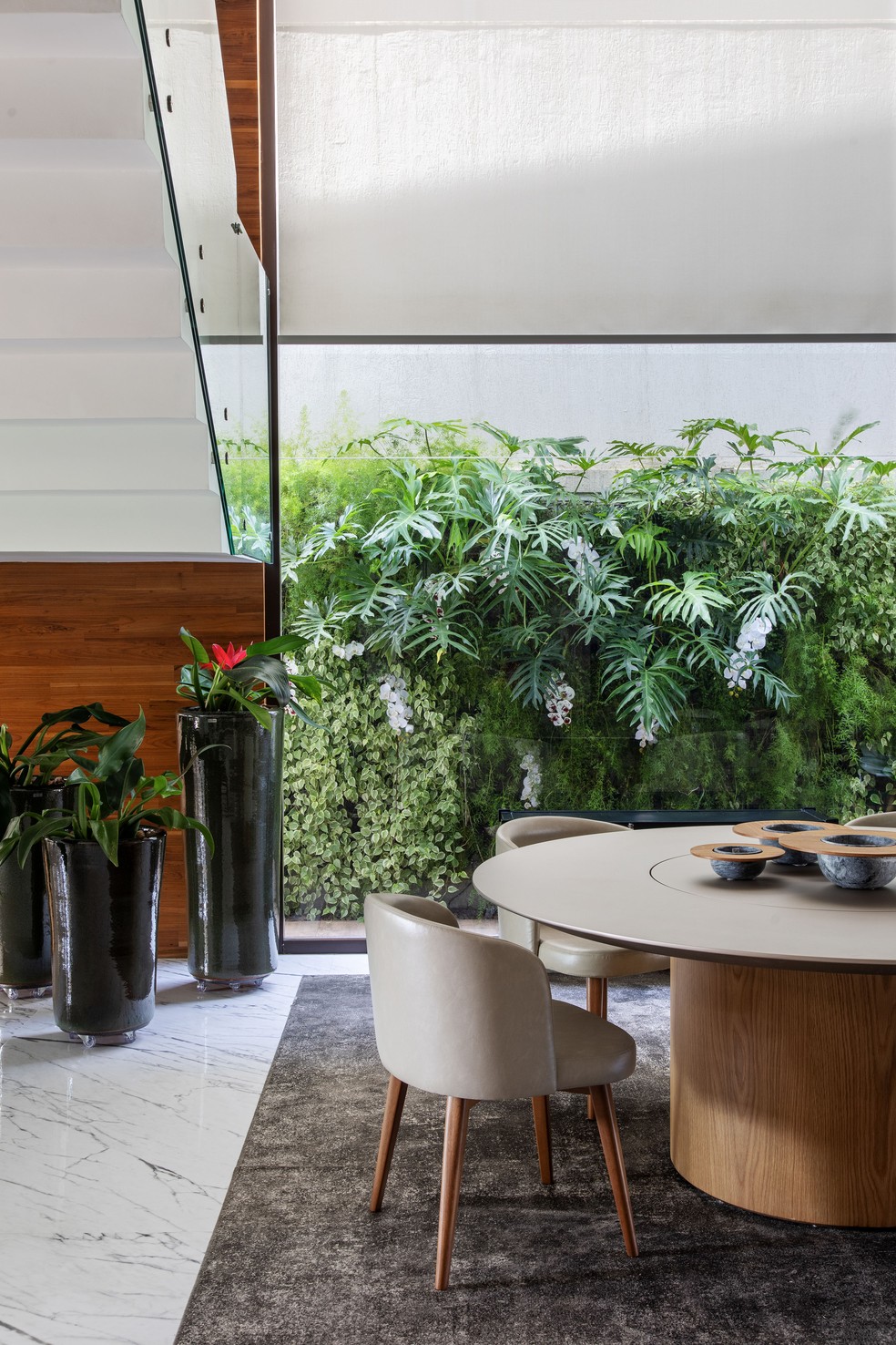 Casa de 360 m² ganha jardim tropical com muitas bromélias e palmeiras