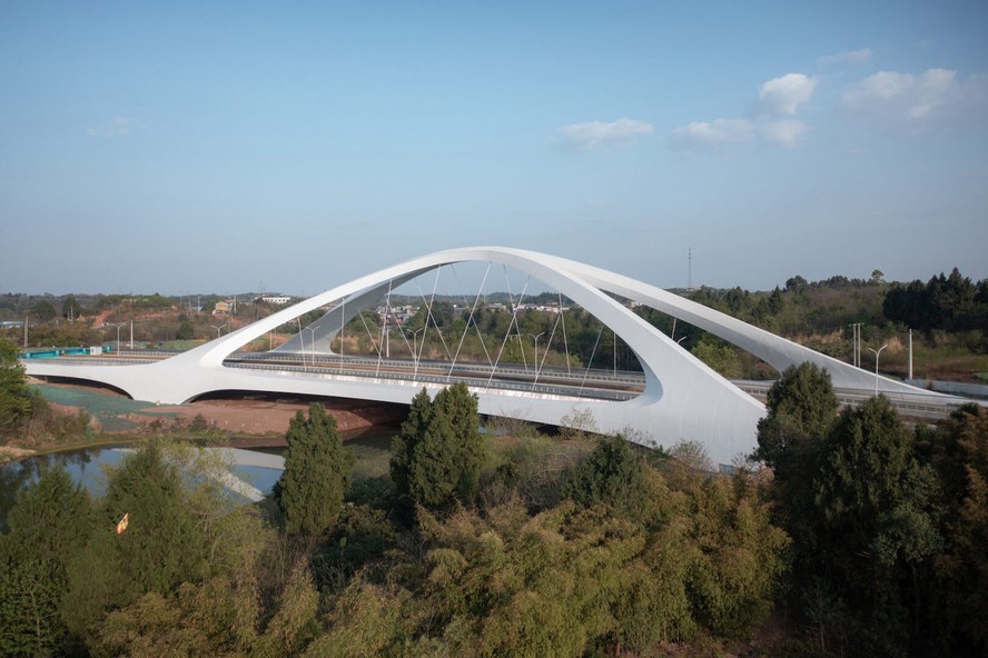 O escritório Zaha Hadid Architects inaugurou recentemente a ponte Jiangxi River Bridge, na China