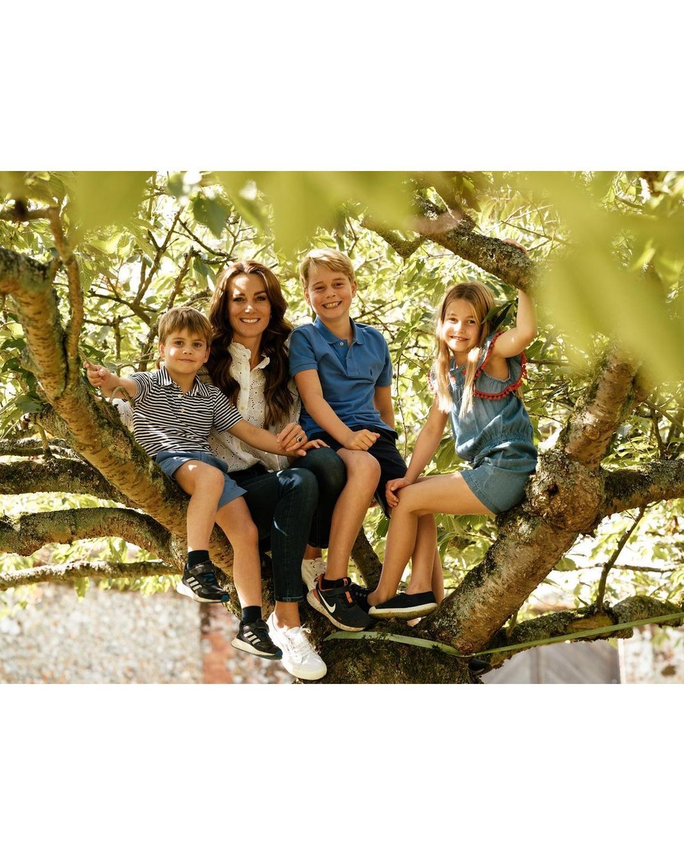 Kate Middleton com os três filhos — Foto: Reprodução/Instagram @princeandprincessofwales