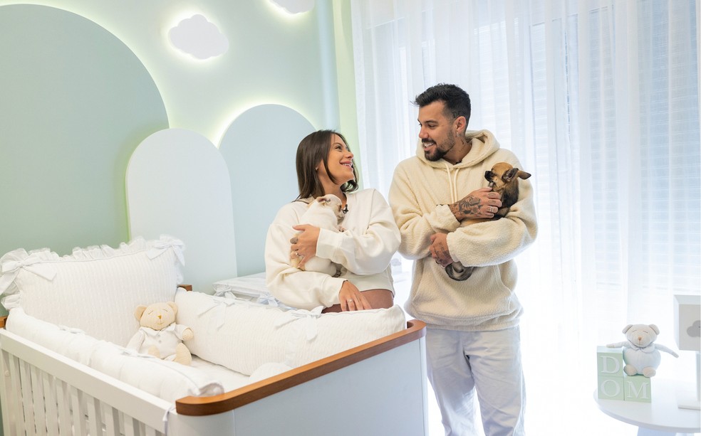 O casal de celebridades com os pets da família curtem o espaço do filho que chegará em breve — Foto: Grão de Gente / Divulgação 