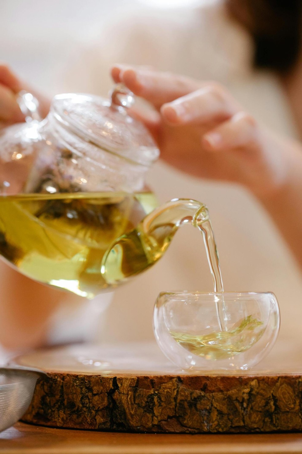 Chá para aliviar o enjoo: dicas e receitas que combatem o mal-estar