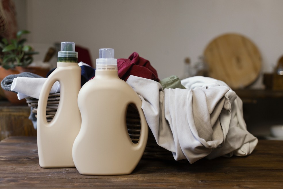 Ao lavar manchas de óleo, evite esfregar a peça com muita força; faça movimentos delicados — Foto: Freepik/Creative Commons