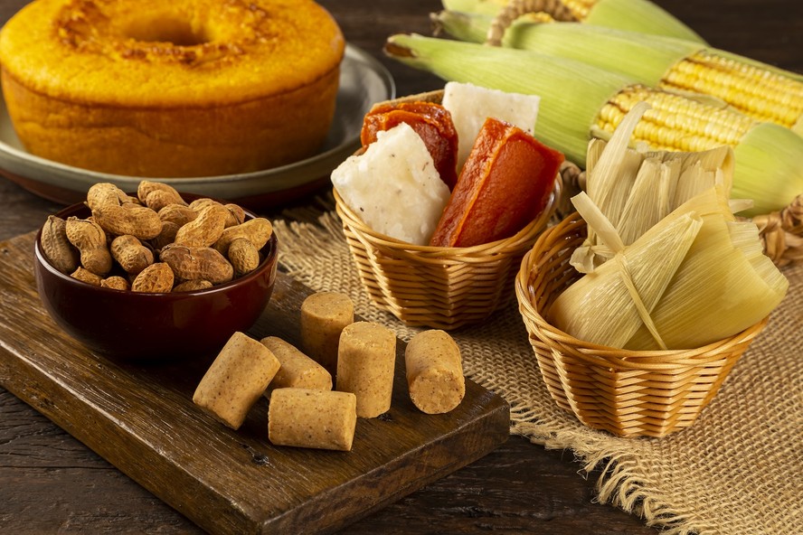 Paçoca, cocada, bolo, amendoim e pamonha são alguns dos doces típicos de Festa Junina
