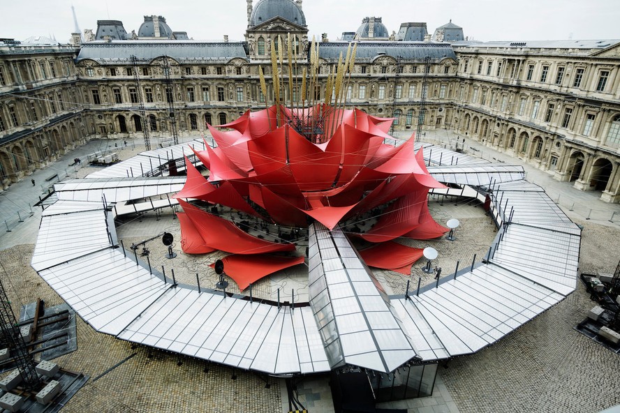O palco da Louis Vuitton ressignificou a área central do Louvre