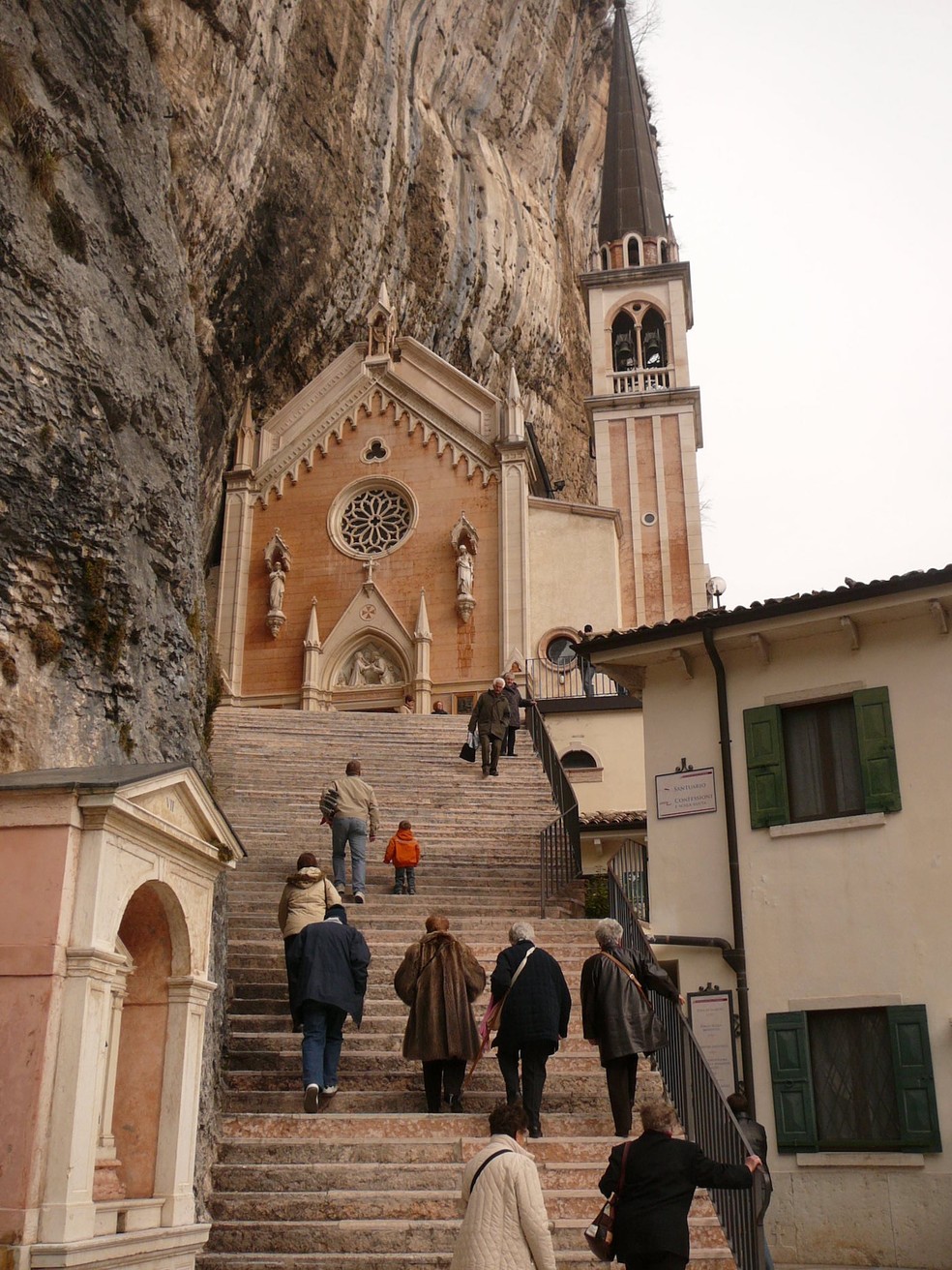 Visitantes encaram os mais de 1.500 degraus para chegar à igreja na Itália — Foto: Wikimedia / Llorenzi / Creative Commons