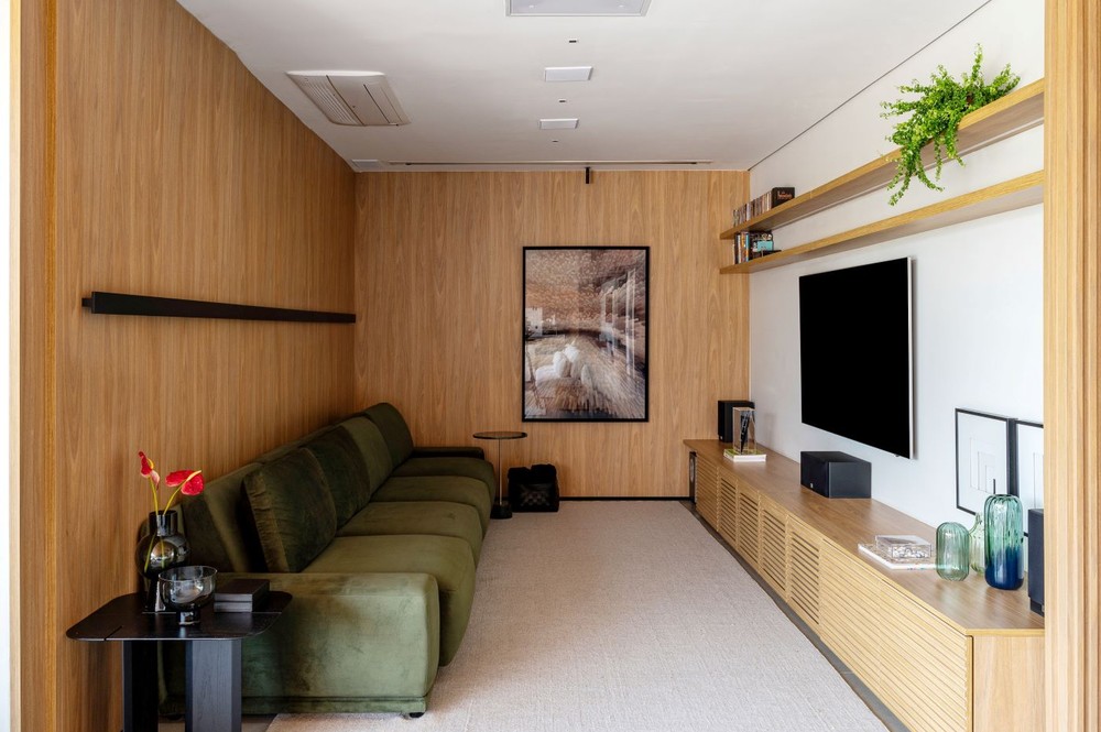 Madeira, design e clima atemporal definem decoração de casa com 550 m²