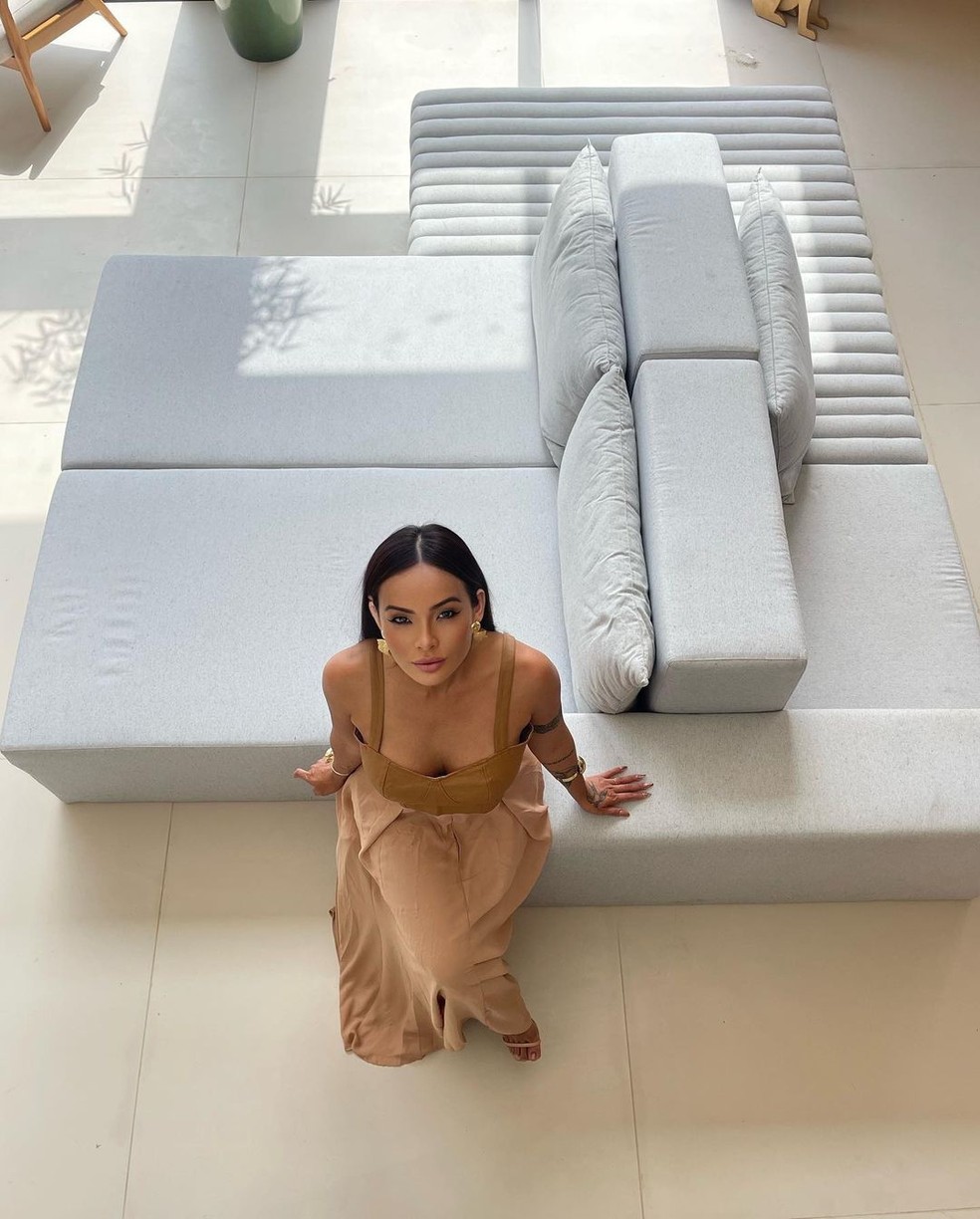O sofá branco é o destaque da sala — Foto: Instagram / Reprodução