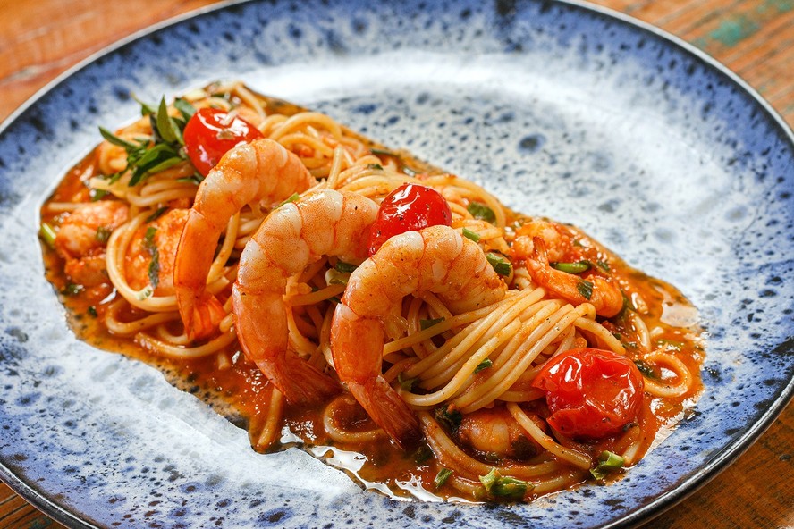 Receita de 'spaghetti au gamberi' é finalizada com camarões médios dispostos sobre a massa