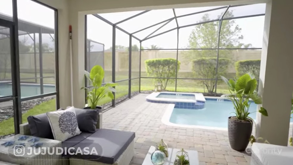 A casa tem ampla área externa, piscina e hidromassagem — Foto: YouTube / Jujudicasa / Reprodução