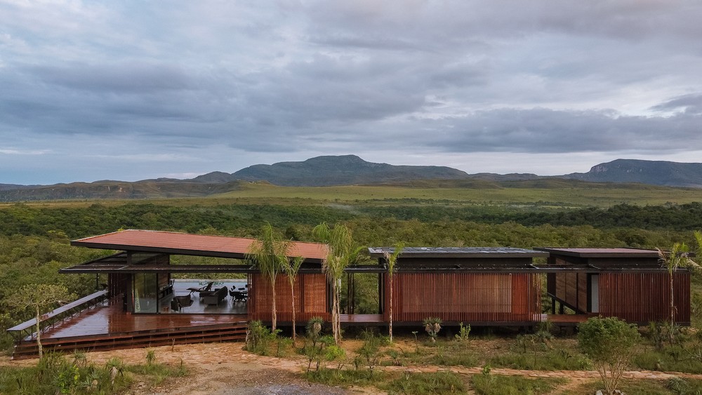 Vãos livres e abertos integram casa à paisagem da Chapada dos Veadeiros