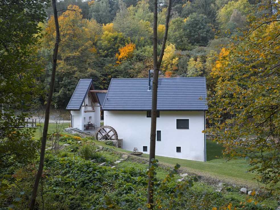 Um novo moinho foi construído na casa seguindo as técnicas tradicionais — Foto: Filip Šlapal / Reprodução