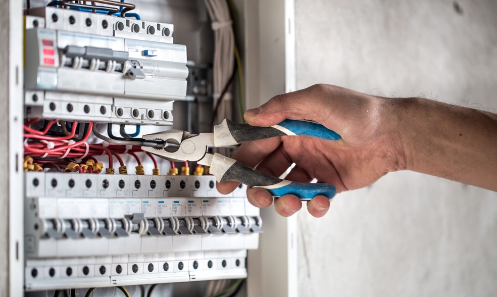 Verificar se há desperdícios de água e energia elétrica em casa é essencial para melhorar a eficiência dos sistemas e reduzir o impacto ambiental — Foto: Freepik/pvproductions/Creative Commons