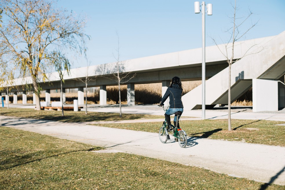 Para pedestres e ciclistas, a transição para a fiação subterrânea vai muito além da estética: ela redefine a usabilidade do espaço público, transformando a calçada e as vias em ambientes mais seguros, acessíveis e confortáveis — Foto: Magnific/Creative Commons
