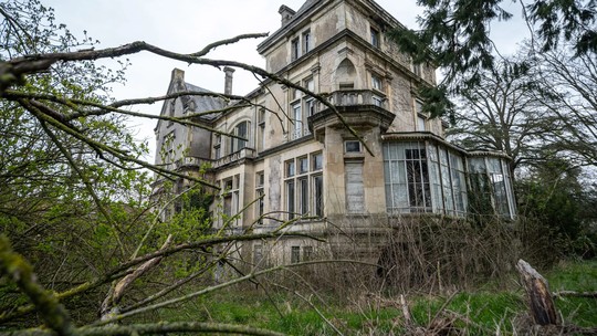 Homem encontra mansão abandonada na França com artes renascentistas