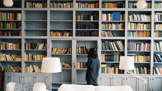 Influencers do BookTok ensinam 5 dicas para organizar livros em casa 