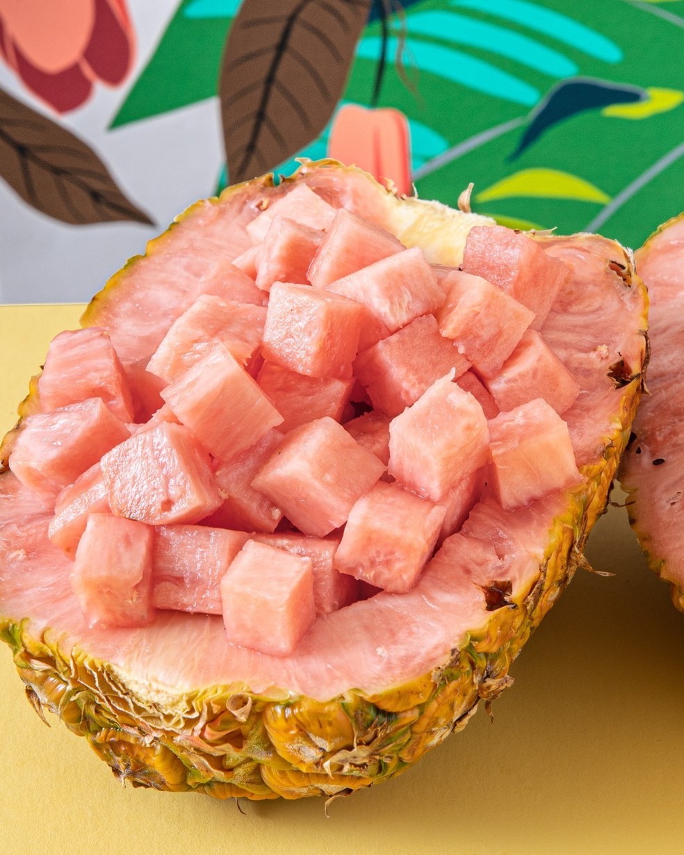 A fruta, que tem a casca igual de um abacaxi comum, tem feito sucesso nos supermercados dos Estados Unidos — Foto: Instagram / @pinkglowpineapple / Reprodução