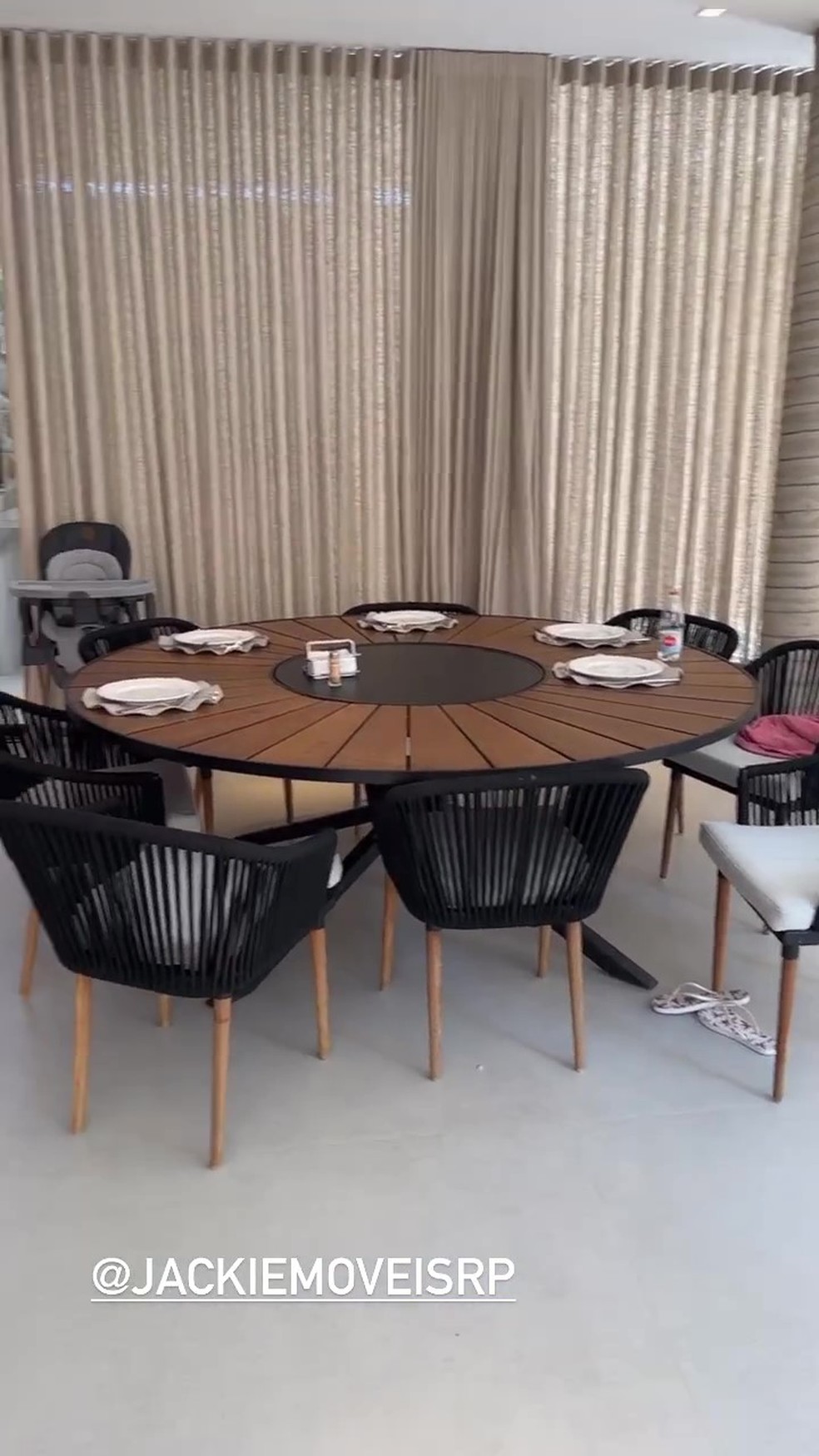 Mesa da sala de jantar da casa de Bárbara Evans ainda é provisória — Foto: Instagram / Reprodução