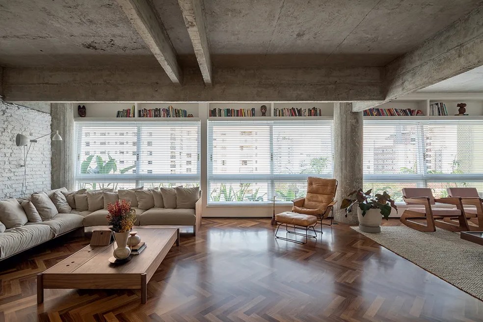Apartamento tem projeto que destaca as estruturas de prédio histórico em SP. Projeto do escritório Bloco Arquitetos — Foto: Maíra Acayaba / Divulgação