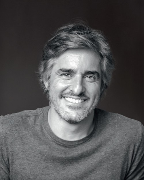 Ricardo Basiches divide escolhas para casa, entre peças, cores e materiais