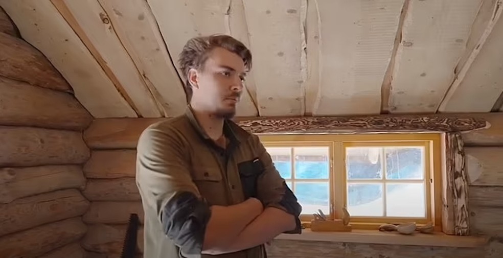 O sueco Erik decidiu morar sozinho na floresta e construir a sua própria casa — Foto: YouTube / @yestheory / Reprodução