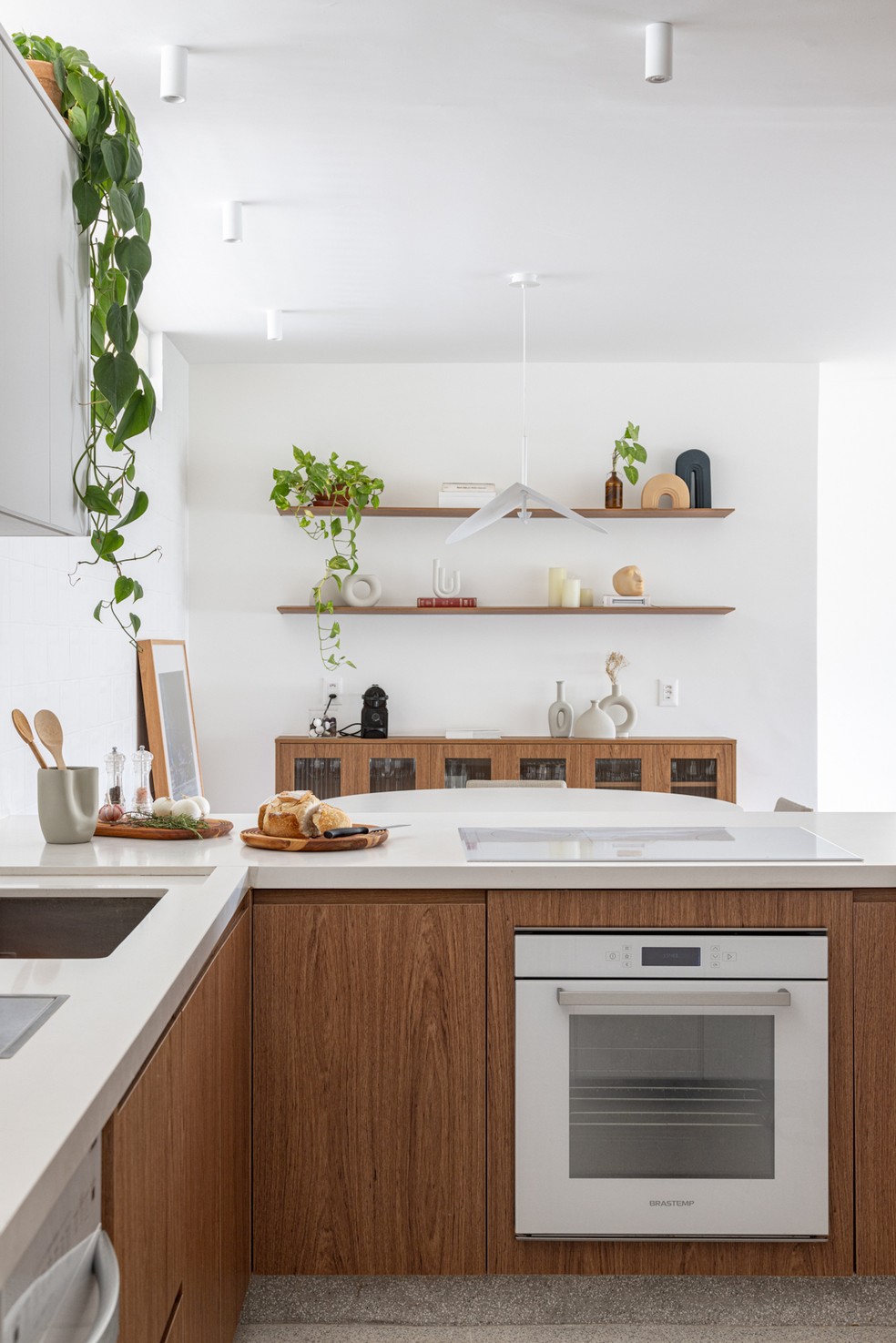 COZINHA | A madeira também se destaca na cozinha como elemento principal — Foto: Joana França / Divulgação