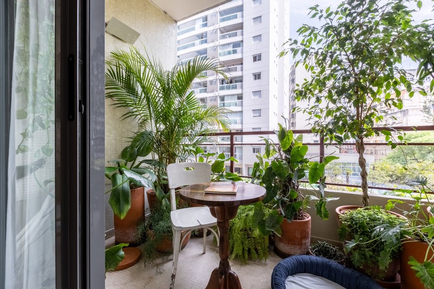 Plantas criam barreiras fsicas que protegem a casa do rudo externo. Projeto assinado por Vitor Penha